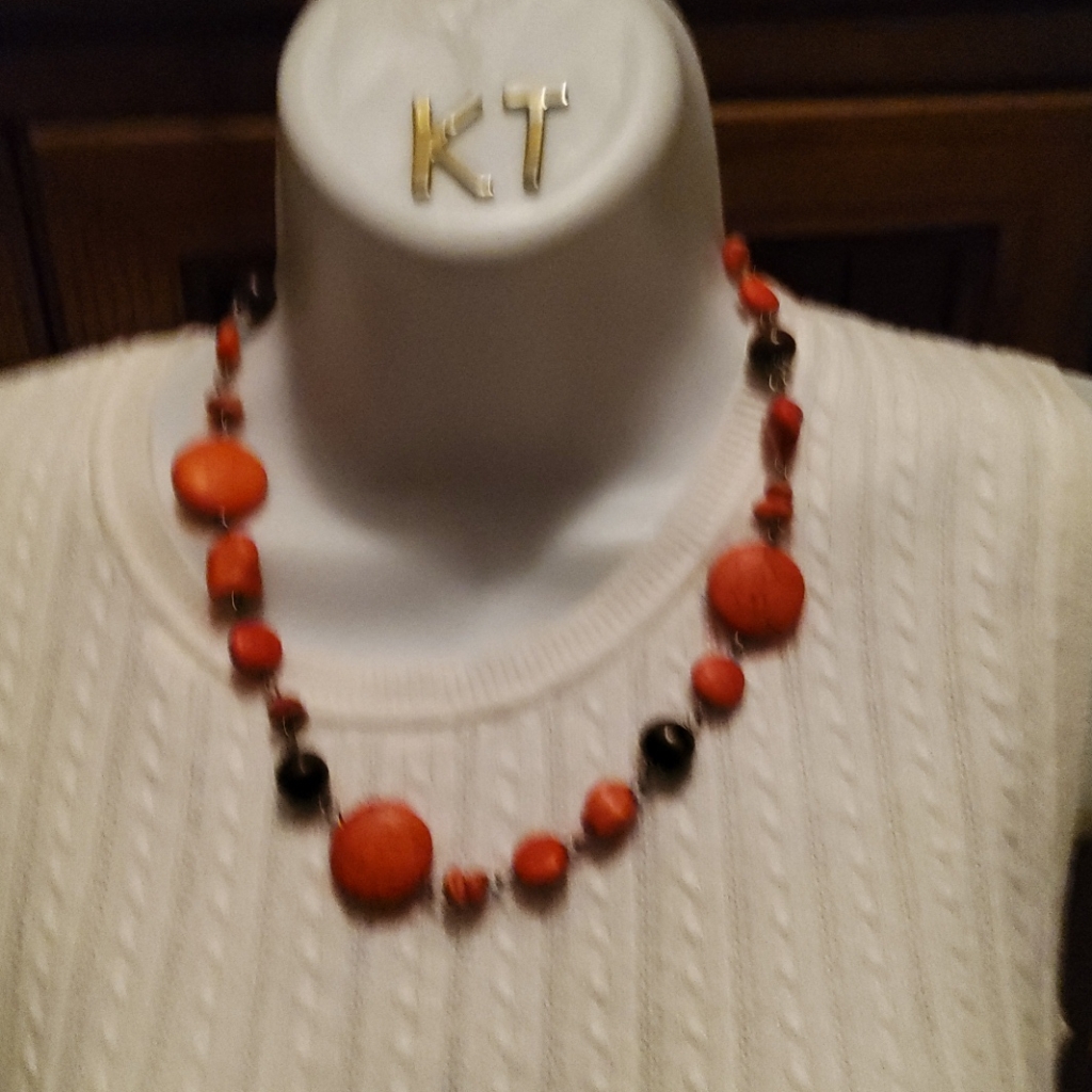 Im Selling A Necklace Nwot